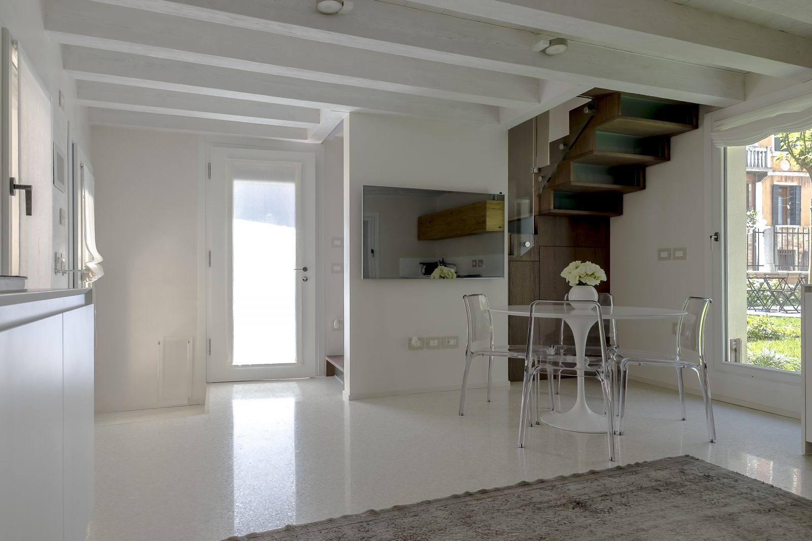 salotto-soggiorno-appartamento-mirto-scale-giardino-design-venezia-palazzo-morosini